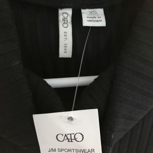 Black turtle neck sleeveless light sweater.